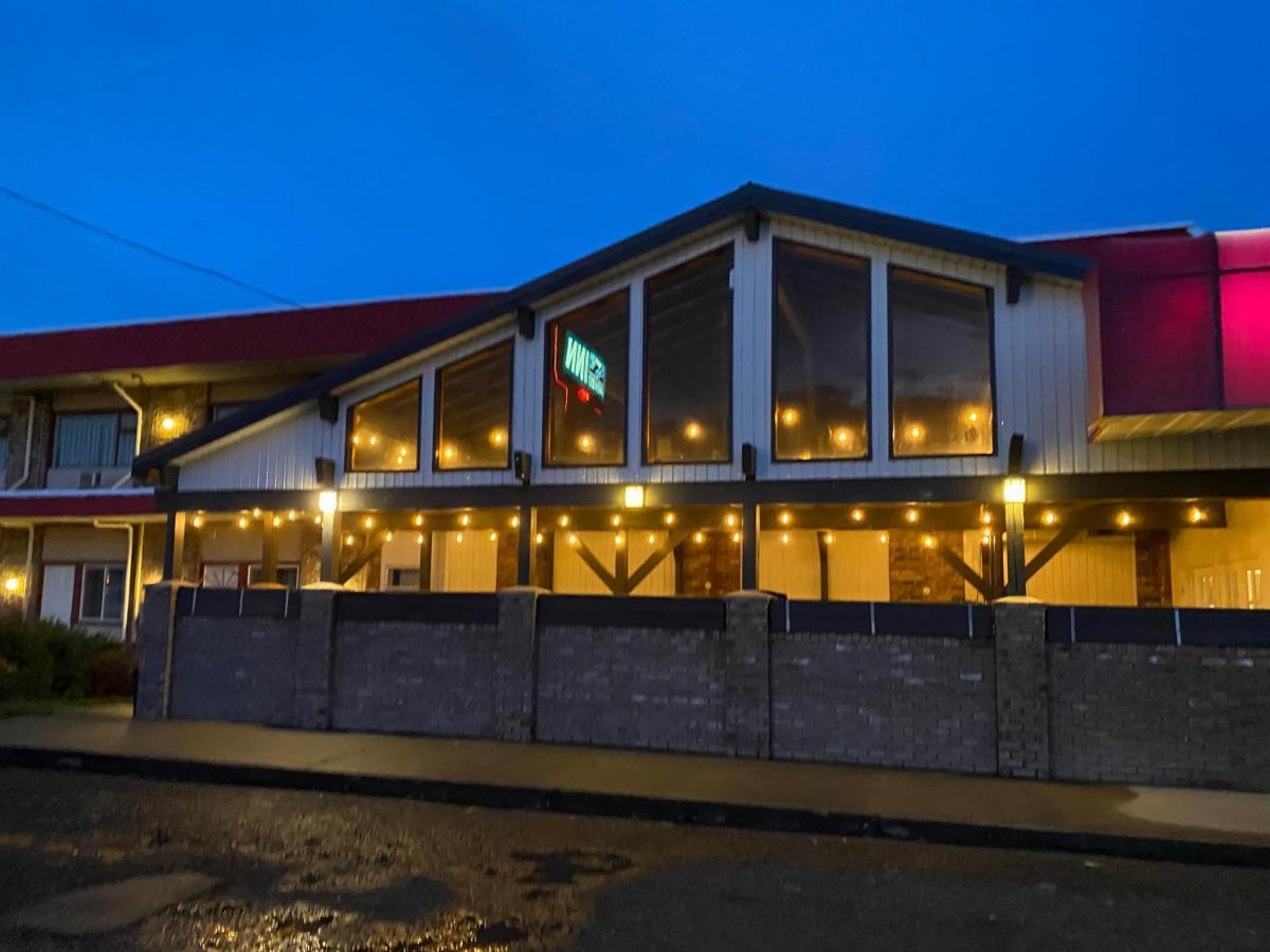 Lakewood Inn 100 Mile House Exterior foto
